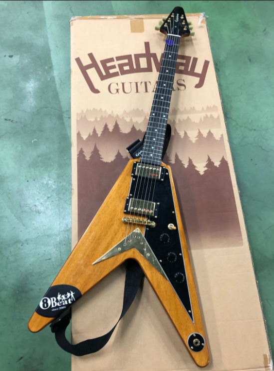 ナチュラルフィニッシュのEpiphone Flying Vを正面から撮影した写真