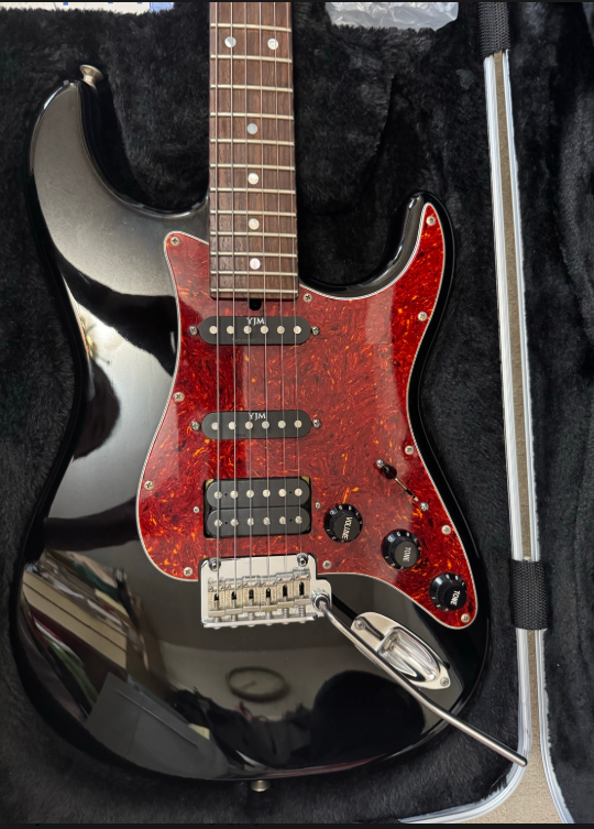 筆者所有のJames Tyler Japan Studio Elite HD。EOSと同じく現代的なSSH系ギターを考える際の比較例