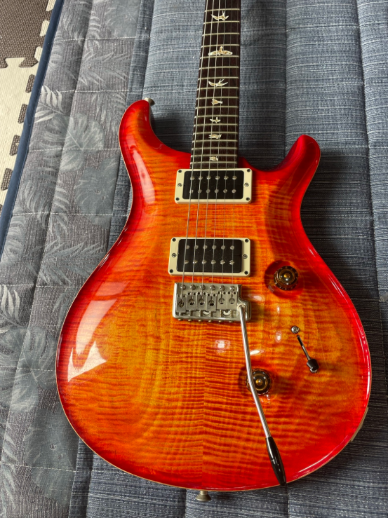 PRS Custom24のフロント全体。フレイムメイプルトップとレッドサンバーストカラーが特徴のエレキギター。