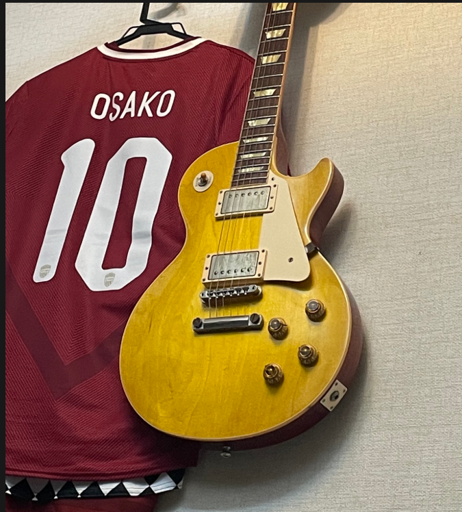筆者所有の2013年製Gibson Custom Shop Historic Collection 1958 Les Paul Standard Reissueを壁に掛けた写真
