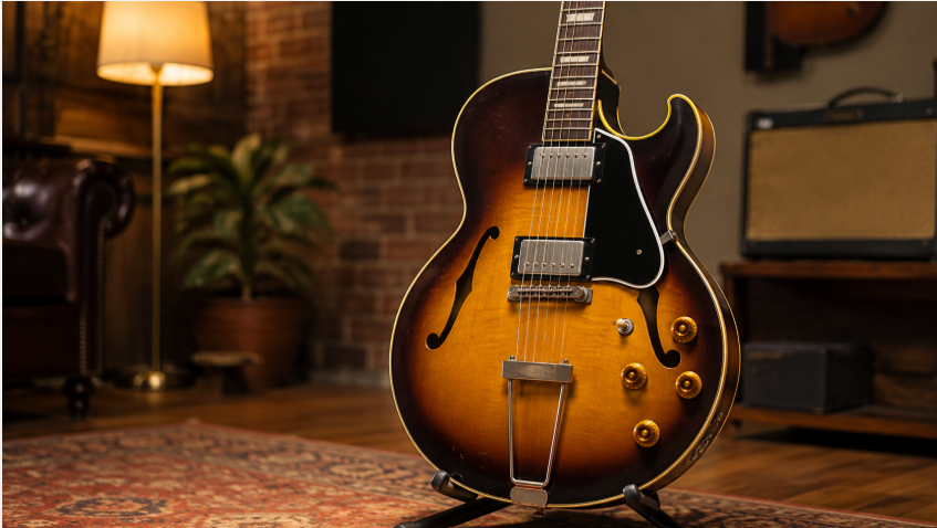 Gibson ES-135をイメージしたサンバーストのセミホロウギターをスタジオで正面から撮影したイメージ